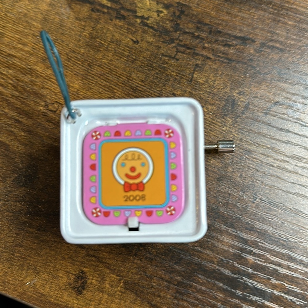 2008 Hallmark Keepsake Ornament Pop! Goes the Gingerbread Man, Jack-in-the-Box‌ - Picture 5 of 6
